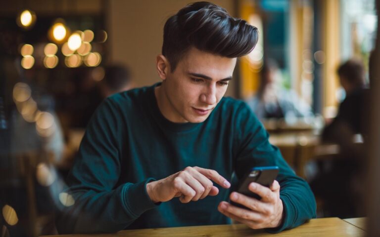 Pisanie wiadomości jednym palcem zdradza 3 cechy charakteru